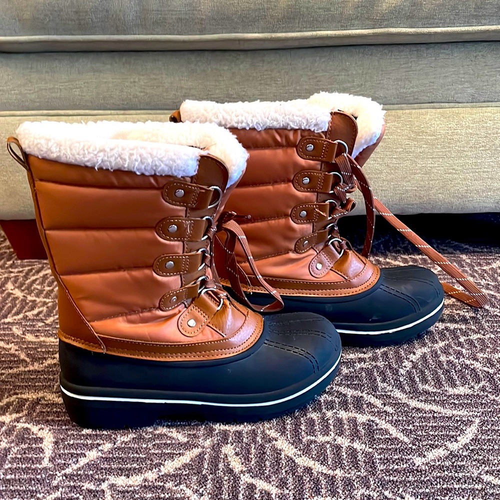 DSG kids winter boot waterproof.  Size 5